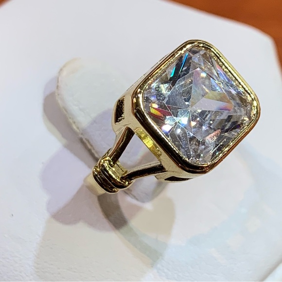 Pretty Bird Jewelry Jewelry - 18k yellow gold-plated on base metal ring with square-cut gemstone